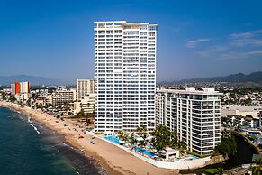 Stylish Oceanfront Condo With Infinity Pool, Rooftop Deck & Beach Acce
