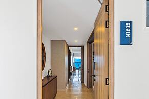 Stylish Oceanfront Condo With Infinity Pool, Rooftop Deck & Beach Acce