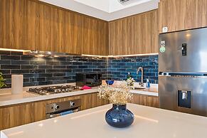 Stylish Oceanfront Condo With Infinity Pool, Rooftop Deck & Beach Acce