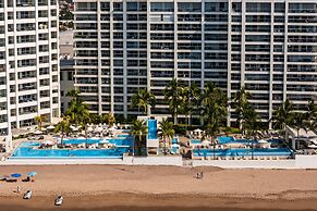 Stylish Oceanfront Condo With Infinity Pool, Rooftop Deck & Beach Acce