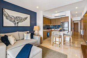 Stylish Oceanfront Condo With Infinity Pool, Rooftop Deck & Beach Acce