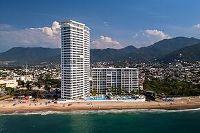 Stylish Oceanfront Condo With Infinity Pool, Rooftop Deck & Beach Acce
