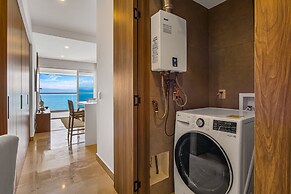 Stylish Oceanfront Condo With Infinity Pool, Rooftop Deck & Beach Acce