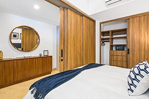 Stylish Oceanfront Condo With Infinity Pool, Rooftop Deck & Beach Acce
