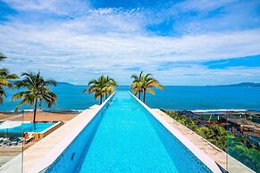 Stylish Oceanfront Condo With Infinity Pool, Rooftop Deck & Beach Acce