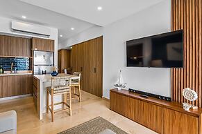 Stylish Oceanfront Condo With Infinity Pool, Rooftop Deck & Beach Acce