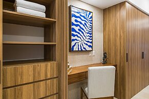 Stylish Oceanfront Condo With Infinity Pool, Rooftop Deck & Beach Acce
