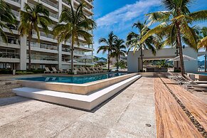 Stylish Oceanfront Condo With Infinity Pool, Rooftop Deck & Beach Acce