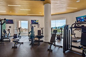 Stylish Oceanfront Condo With Infinity Pool, Rooftop Deck & Beach Acce