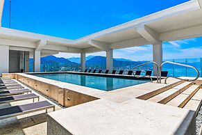 Stylish Oceanfront Condo With Infinity Pool, Rooftop Deck & Beach Acce