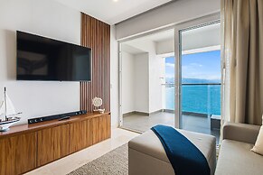 Stylish Oceanfront Condo With Infinity Pool, Rooftop Deck & Beach Acce
