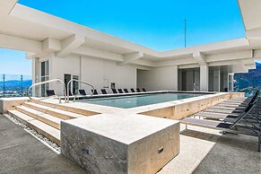 Stylish Oceanfront Condo With Infinity Pool, Rooftop Deck & Beach Acce
