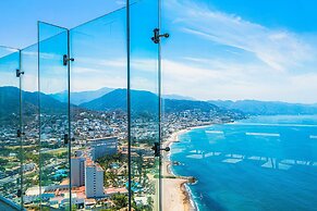 Stylish Oceanfront Condo With Infinity Pool, Rooftop Deck & Beach Acce