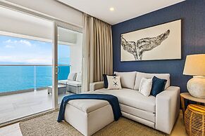 Stylish Oceanfront Condo With Infinity Pool, Rooftop Deck & Beach Acce
