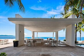 Stylish Oceanfront Condo With Infinity Pool, Rooftop Deck & Beach Acce
