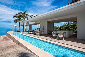 Stylish Oceanfront Condo With Infinity Pool, Rooftop Deck & Beach Acce