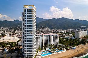Stylish Oceanfront Condo With Infinity Pool, Rooftop Deck & Beach Acce