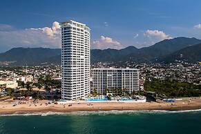 Modern Oceanfront Studio With Breathtaking Sunsets, Heated Pools & Bea
