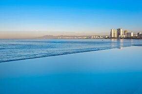Modern Oceanfront Studio With Breathtaking Sunsets, Heated Pools & Bea