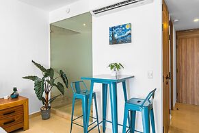 Modern Oceanfront Studio With Breathtaking Sunsets, Heated Pools & Bea