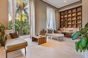 Modern Oceanfront Studio With Breathtaking Sunsets, Heated Pools & Bea