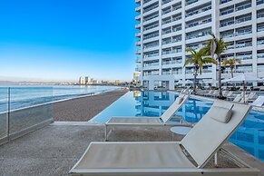 Modern Oceanfront Studio With Breathtaking Sunsets, Heated Pools & Bea