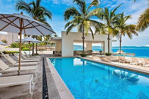 Modern Oceanfront Studio With Breathtaking Sunsets, Heated Pools & Bea