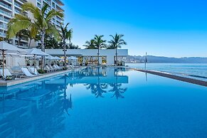Modern Oceanfront Studio With Breathtaking Sunsets, Heated Pools & Bea