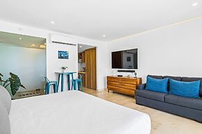 Modern Oceanfront Studio With Breathtaking Sunsets, Heated Pools & Bea