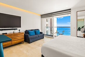 Modern Oceanfront Studio With Breathtaking Sunsets, Heated Pools & Bea
