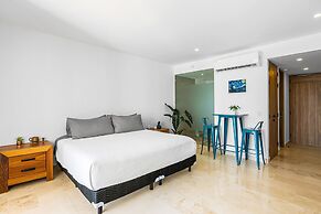 Modern Oceanfront Studio With Breathtaking Sunsets, Heated Pools & Bea