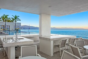 Modern Oceanfront Studio With Breathtaking Sunsets, Heated Pools & Bea