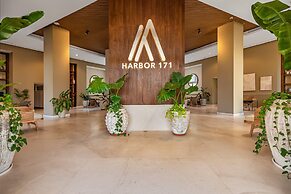 Modern Oceanfront Studio With Breathtaking Sunsets, Heated Pools & Bea