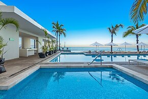 Modern Oceanfront Studio With Breathtaking Sunsets, Heated Pools & Bea