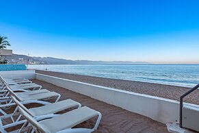 Modern Oceanfront Studio With Breathtaking Sunsets, Heated Pools & Bea