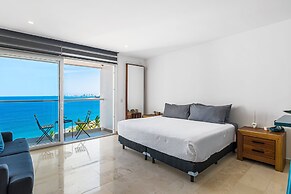 Modern Oceanfront Studio With Breathtaking Sunsets, Heated Pools & Bea