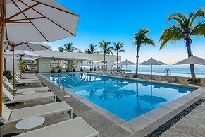 Modern Oceanfront Studio With Breathtaking Sunsets, Heated Pools & Bea