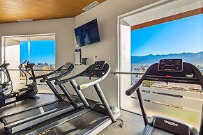 Modern Oceanfront Studio With Breathtaking Sunsets, Heated Pools & Bea