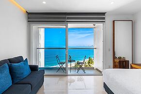 Modern Oceanfront Studio With Breathtaking Sunsets, Heated Pools & Bea