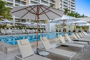 Modern Oceanfront Studio With Breathtaking Sunsets, Heated Pools & Bea