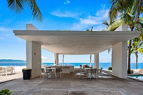 Modern Oceanfront Studio With Breathtaking Sunsets, Heated Pools & Bea