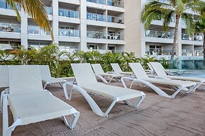 Modern Oceanfront Studio With Breathtaking Sunsets, Heated Pools & Bea