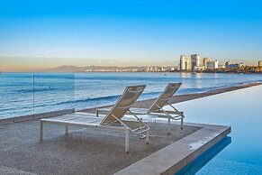 Modern Oceanfront Studio With Breathtaking Sunsets, Heated Pools & Bea