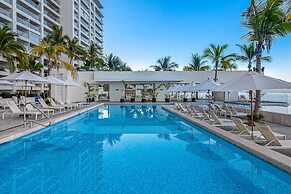 Modern Oceanfront Studio With Breathtaking Sunsets, Heated Pools & Bea