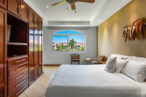 Cozy Condo With Loft, Private Balcony and Gorgeous Shared Pool