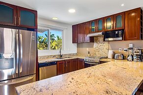 Cozy Condo With Loft, Private Balcony and Gorgeous Shared Pool