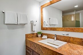 Cozy Condo With Loft, Private Balcony and Gorgeous Shared Pool