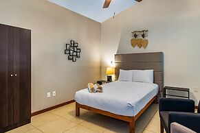 Cozy Condo With Loft, Private Balcony and Gorgeous Shared Pool