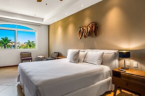 Cozy Condo With Loft, Private Balcony and Gorgeous Shared Pool