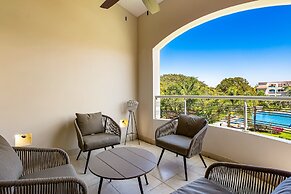 Cozy Condo With Loft, Private Balcony and Gorgeous Shared Pool